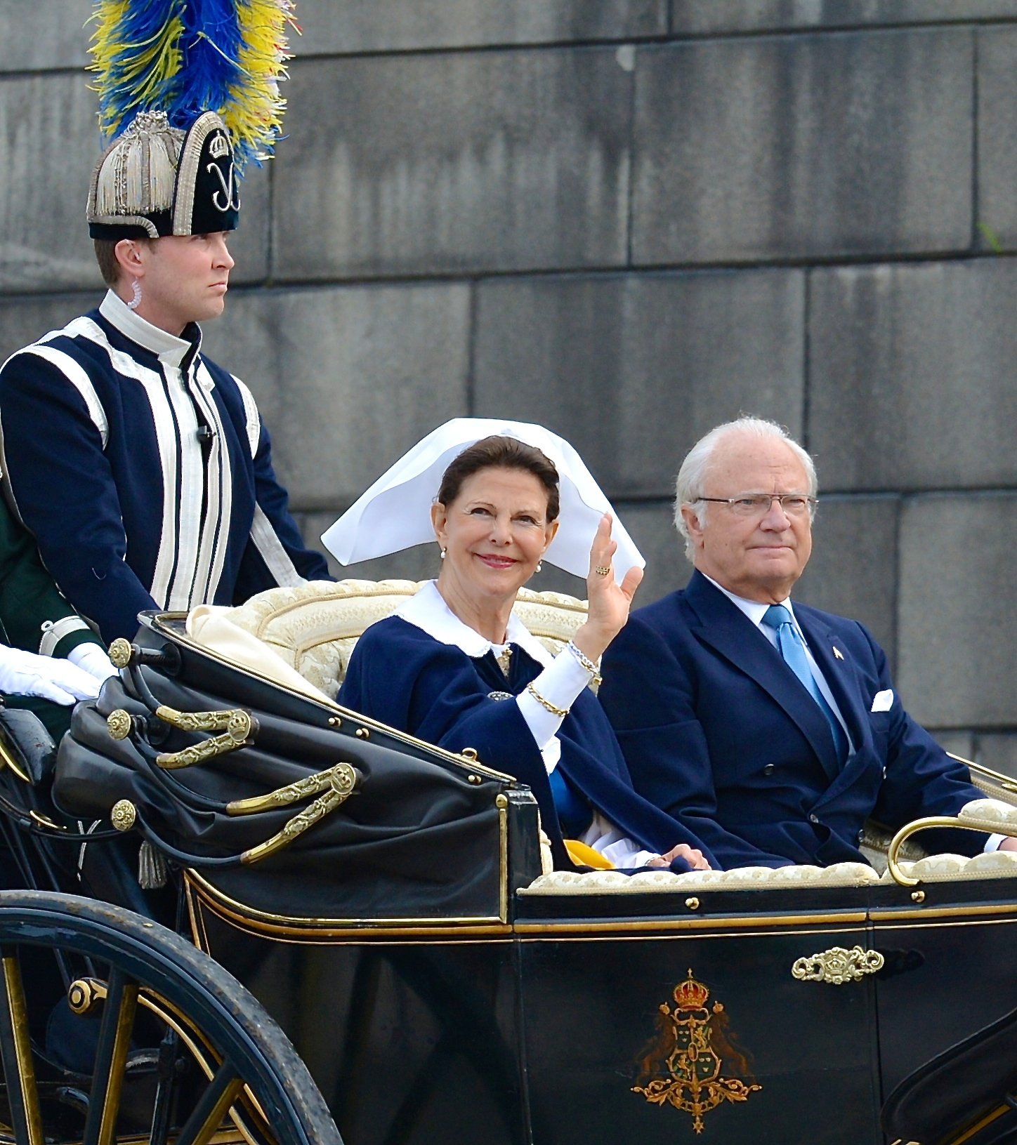 Carl XVI Gustaf et Silvia de Suède dansent sous le soleil d’Öland : la joie d’une soirée d’été en famille