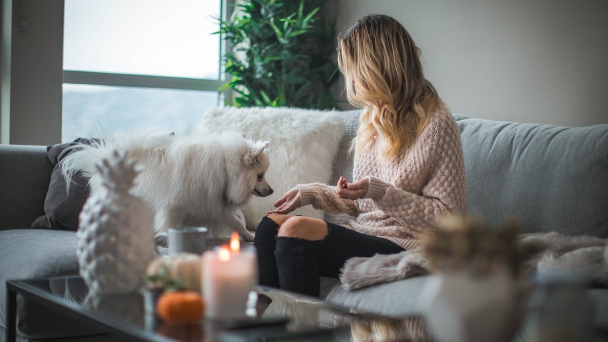 Créer une ambiance cosy : lumière, bougies et matières douces