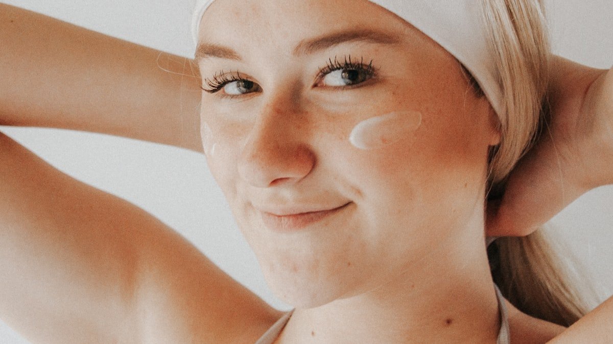 Beauté au naturel après 50 ans : une routine douce qui sublime la peau sans la surcharger