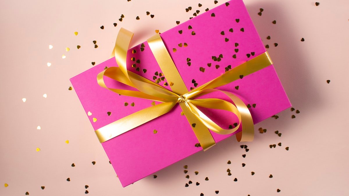 Cadeau d’anniversaire pour une femme : nos idées selon sa personnalité