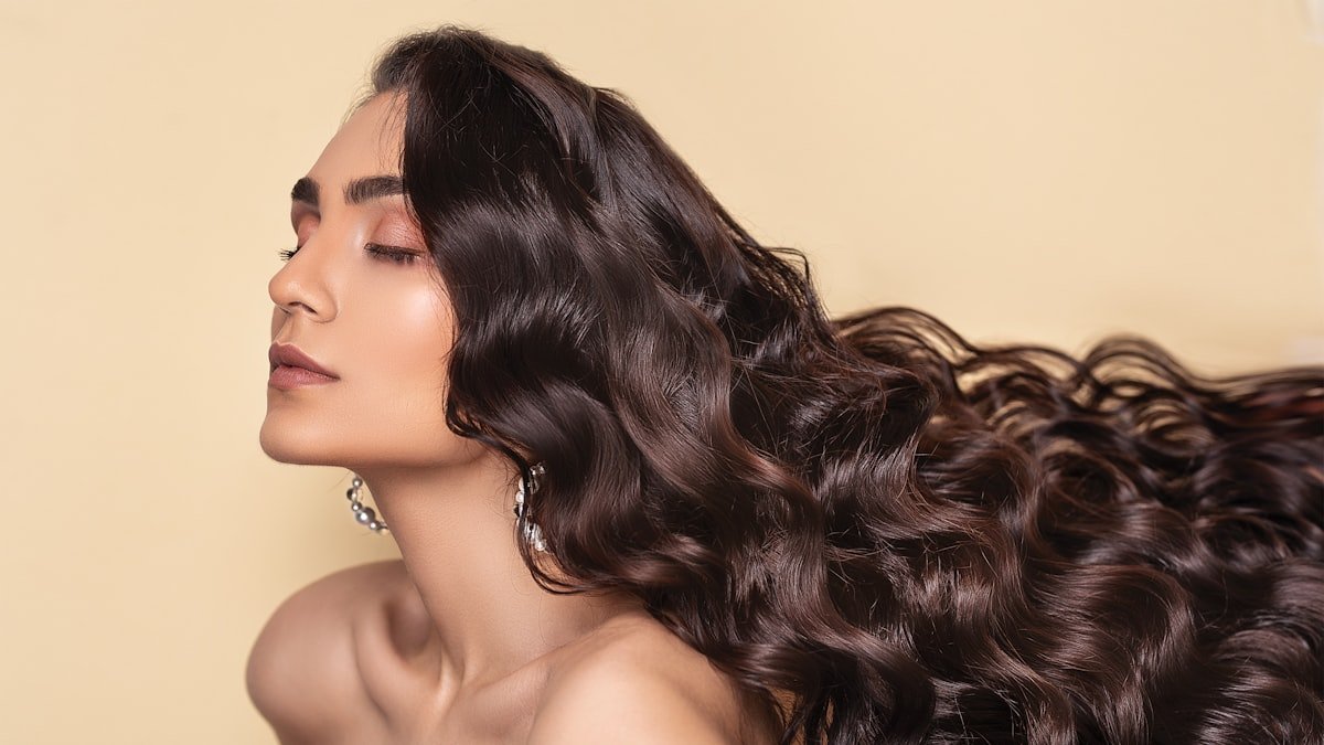 Cheveux malmenés par le soleil, le sel et le chlore : la routine douce pour les réparer cet été