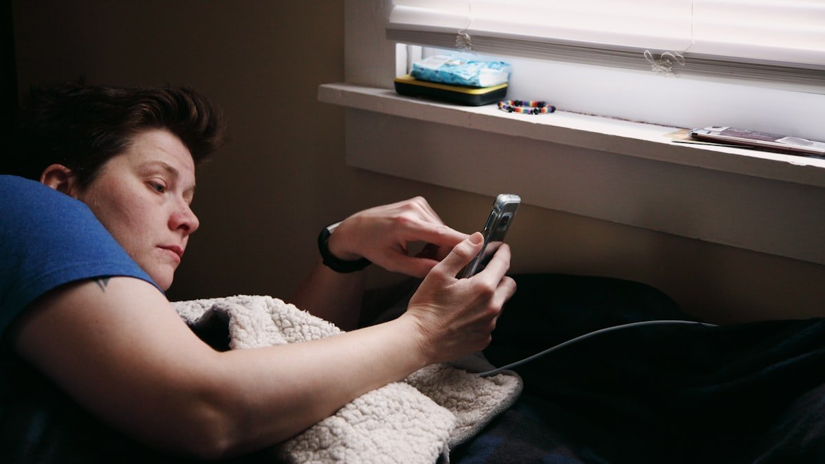 Votre ado passe l’été enfermé dans sa chambre ? Comprendre avant de culpabiliser