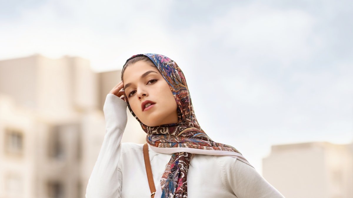 Tenues fluides d&rsquo;été : robe et jupe longues, comment les porter selon sa silhouette