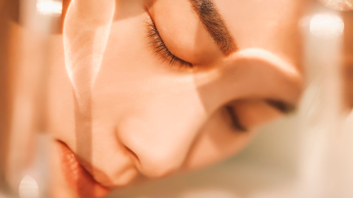 Le massage du visage : gua sha, drainage et gestes pour réveiller l&rsquo;éclat