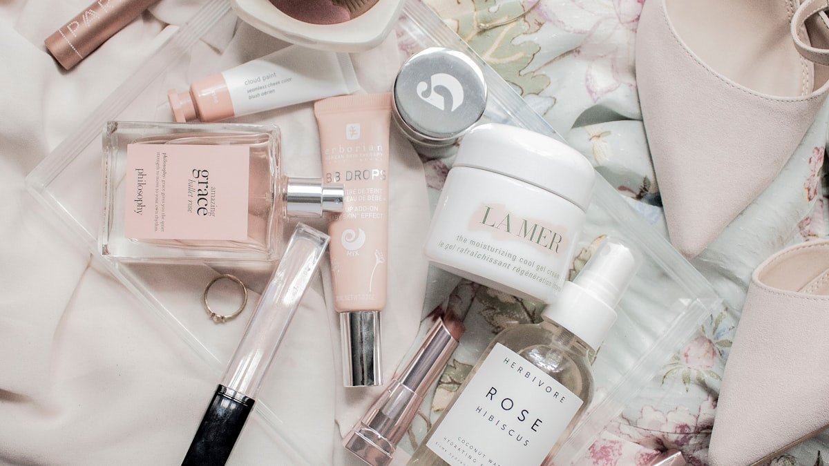 Faire le tri dans sa trousse de beauté : ce qu&rsquo;on garde, ce qu&rsquo;on jette et les dates à connaître