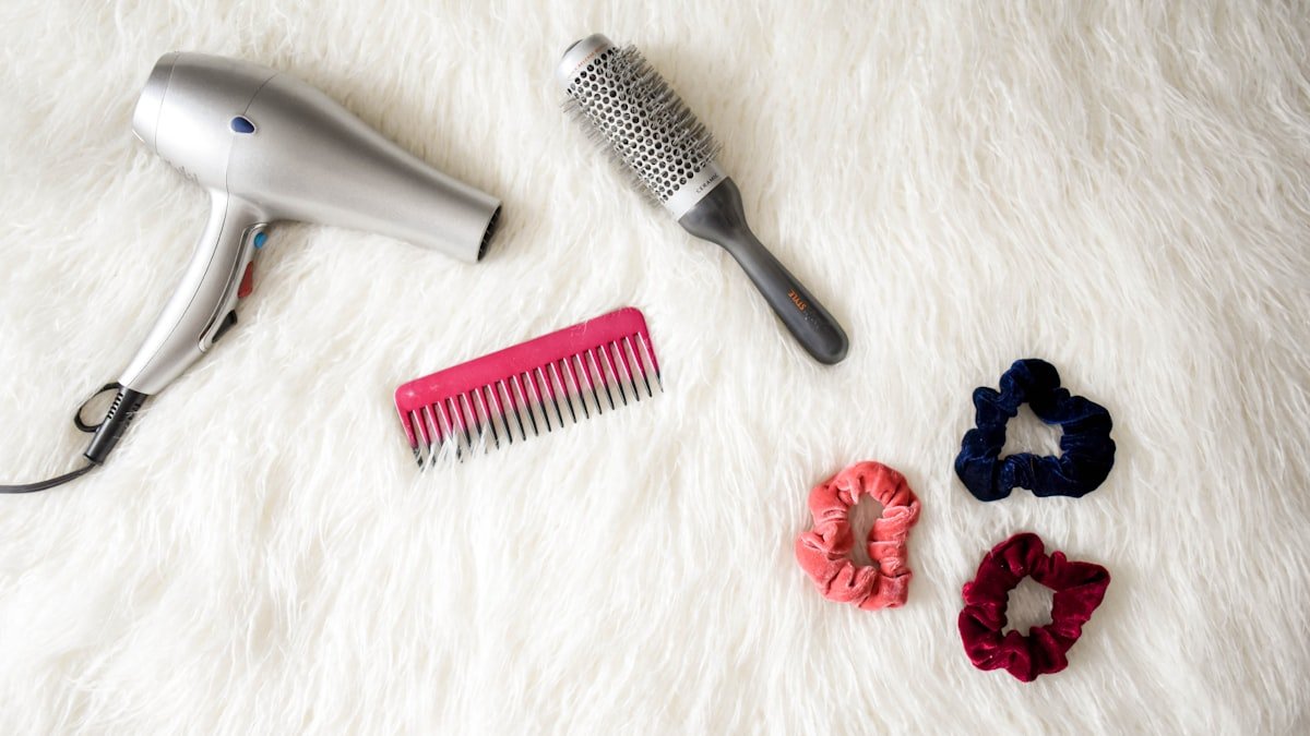 Matériel de coiffure : bien choisir son sèche-cheveux, son lisseur, son boucleur et ses brosses