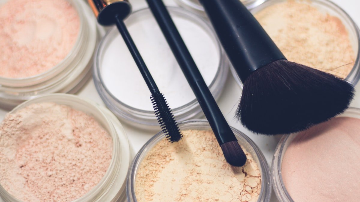 Maquillage du teint : fond de teint, correcteur et poudre selon votre peau