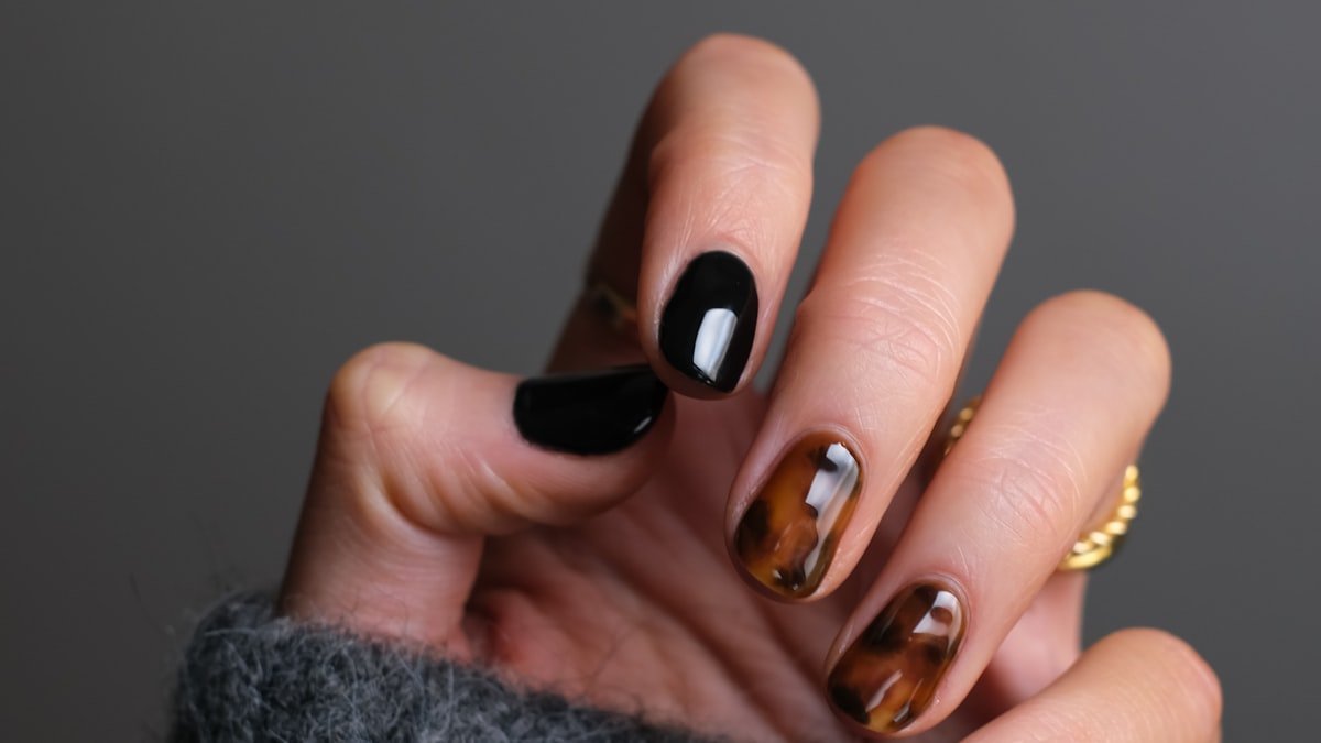 Vernis à ongles : une pose qui tient, le soin des ongles et les tendances