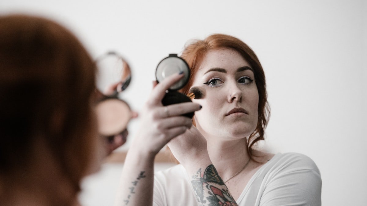 Se démaquiller : bien retirer son maquillage sans agresser sa peau