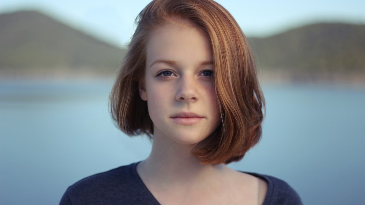 Cheveux mi-longs : coupes, coiffures et entretien pour une longueur qui va à tout le monde
