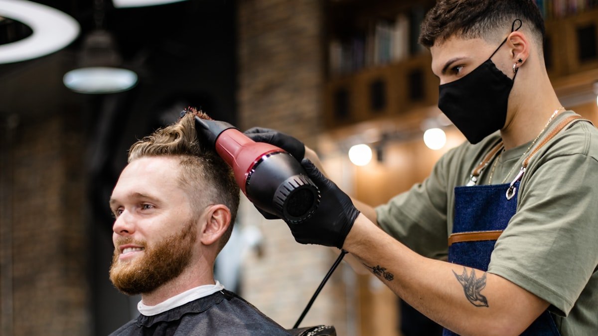 Coiffure homme : idées de coupes, coiffage et entretien pour des cheveux masculins soignés