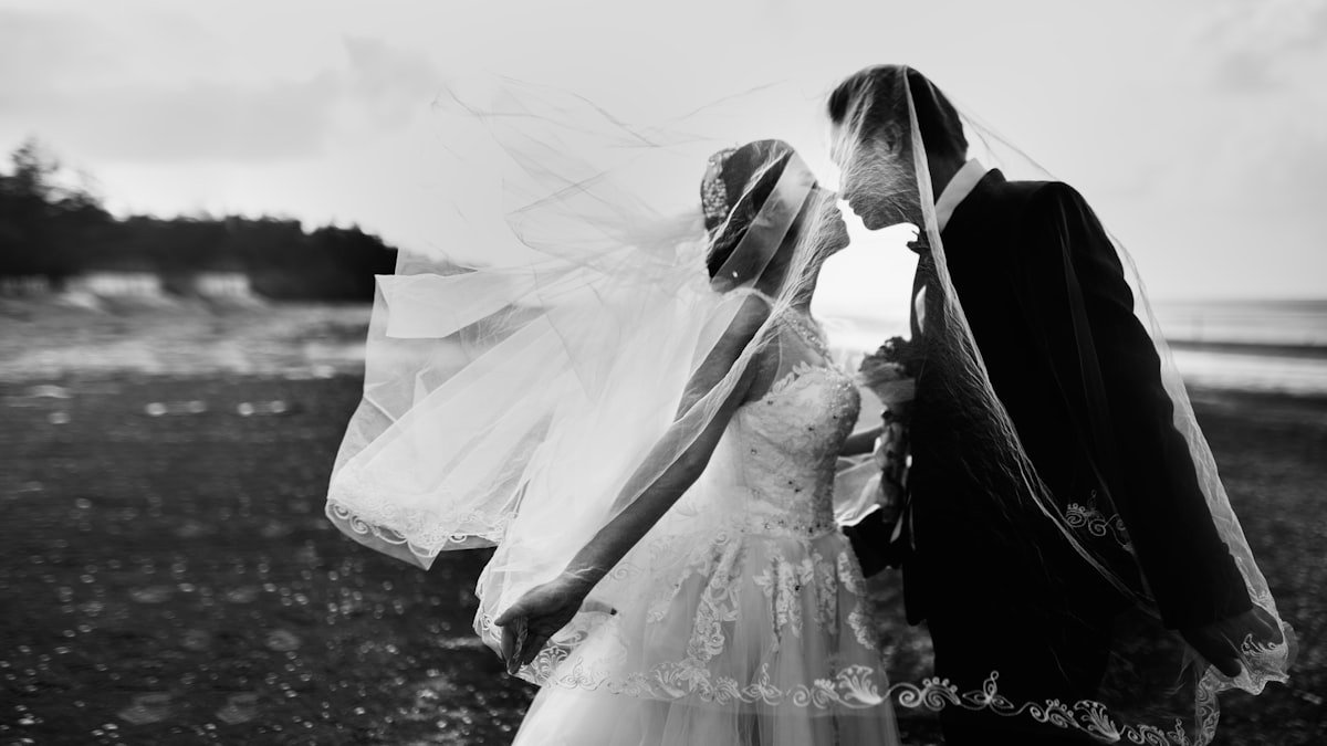 Accessoires de la mariée : voile, bijoux, chaussures et parures de cheveux