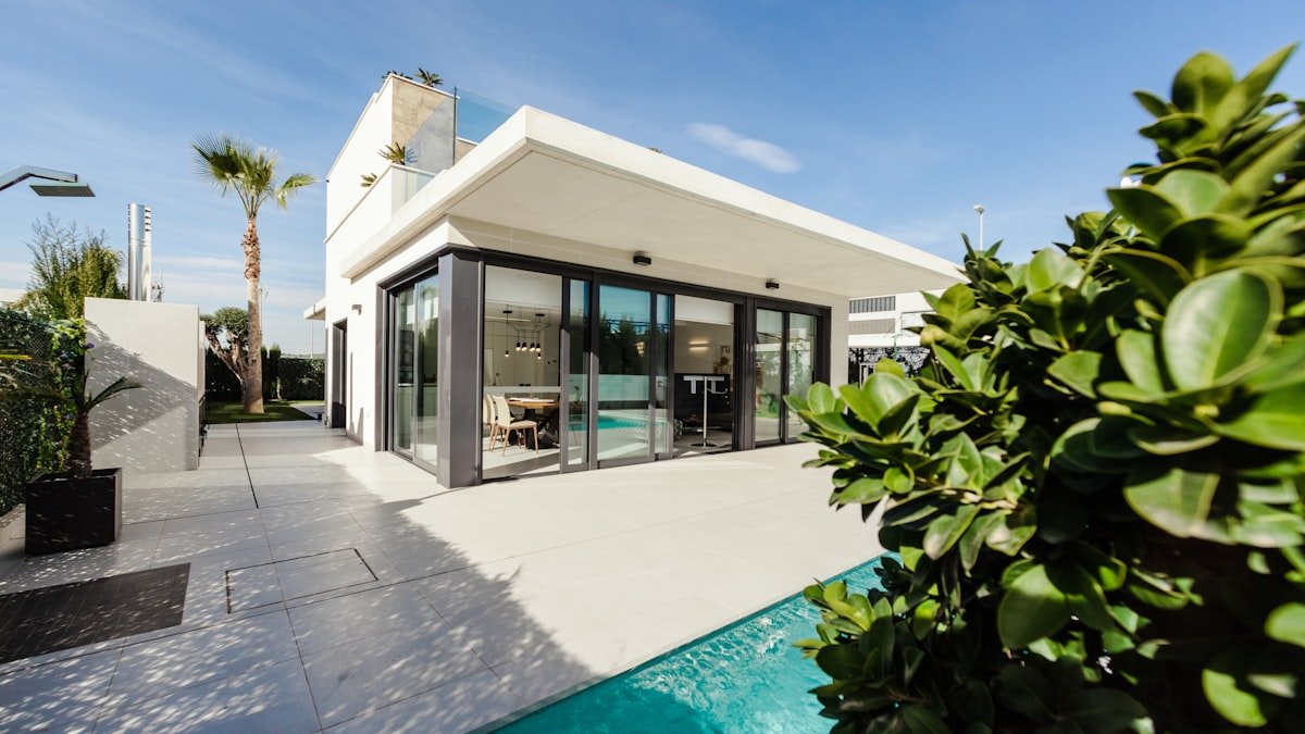 Piscine au jardin : bien l’intégrer, l’entretenir et la sécuriser
