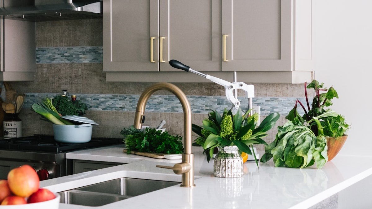 Couleurs de cuisine : bien choisir façades, murs et ambiances