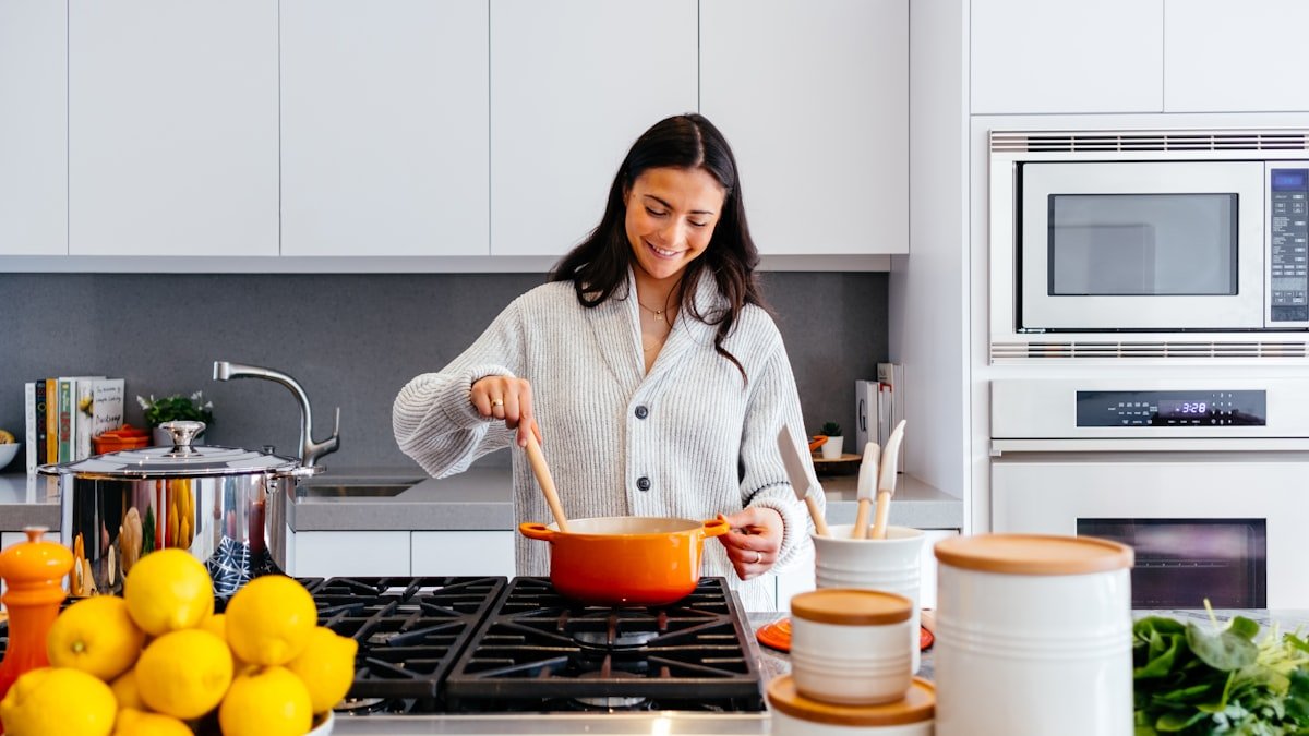 Éclairer sa cuisine : plan de travail, ambiance et bonne lumière