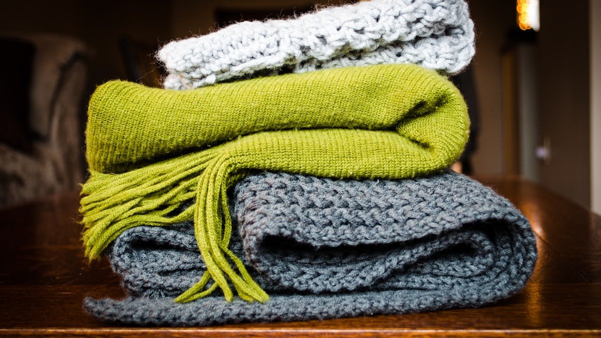 Foulards et écharpes : 6 façons de les porter avec style