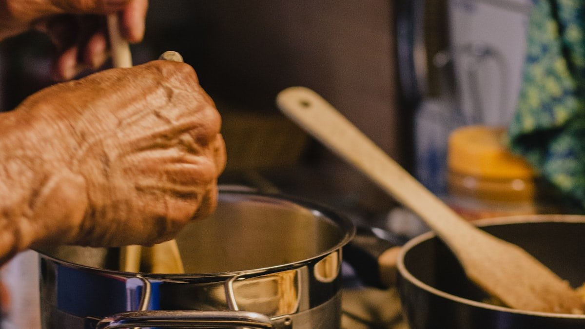 Cuisiner comme un chef à la maison : gestes et techniques