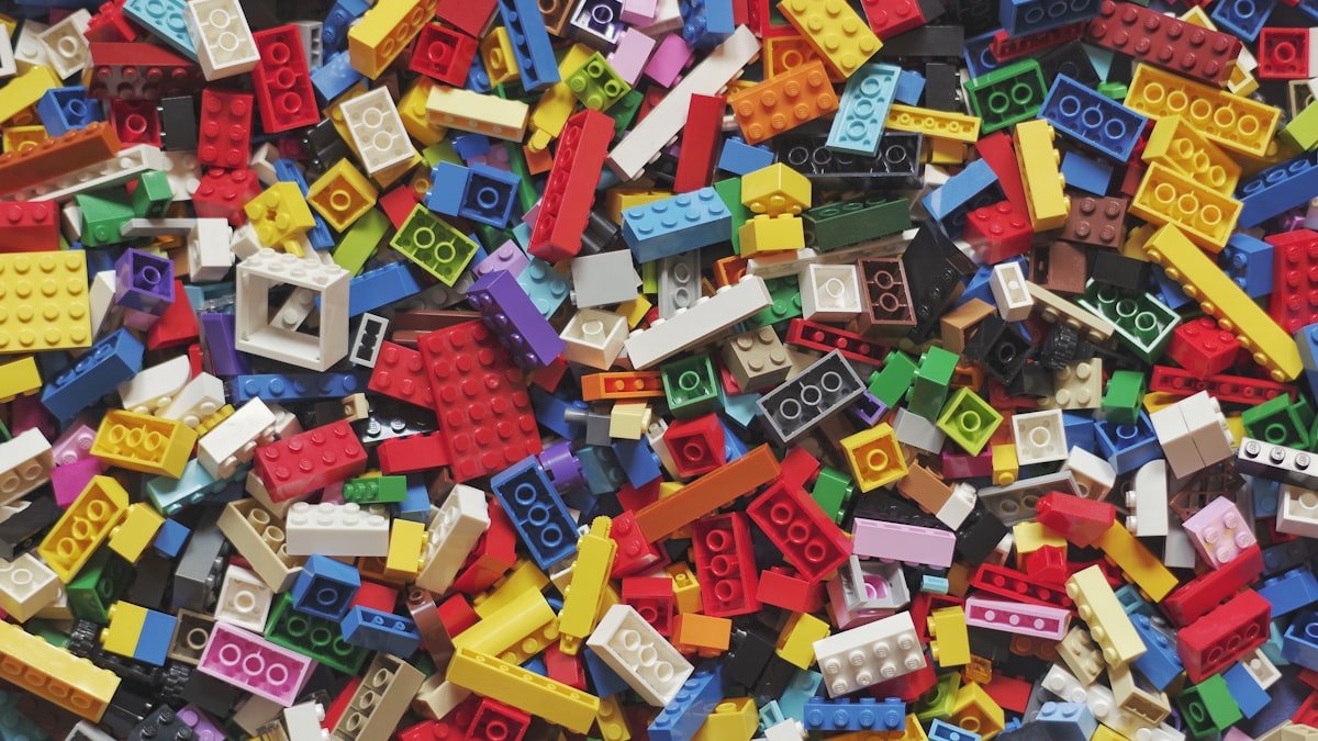 Jeux d&rsquo;éveil et de construction : comment bien jouer avec son enfant (et pourquoi ça compte)