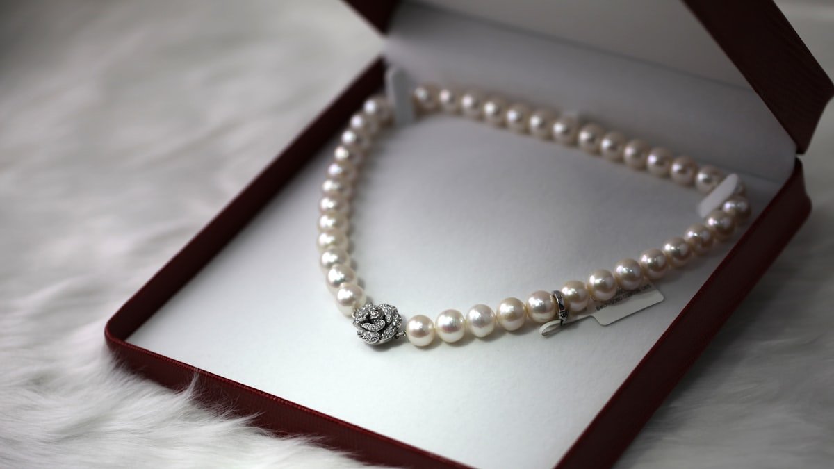 Bien choisir ses bijoux : le guide pour sublimer chaque tenue