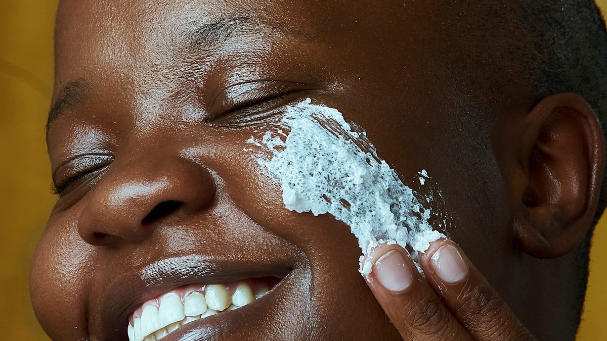Soin de la peau à 50 ans : la routine simple qui change vraiment tout