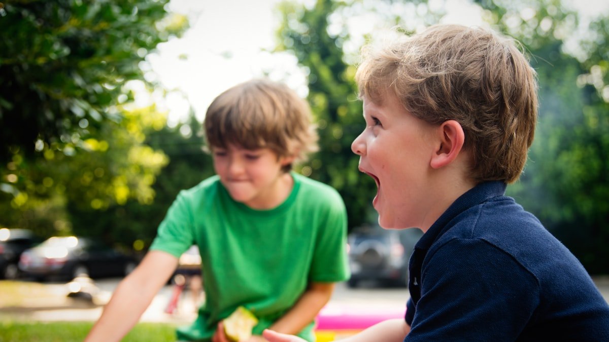 Jalousies dans la fratrie : aider ses enfants à mieux s&rsquo;entendre