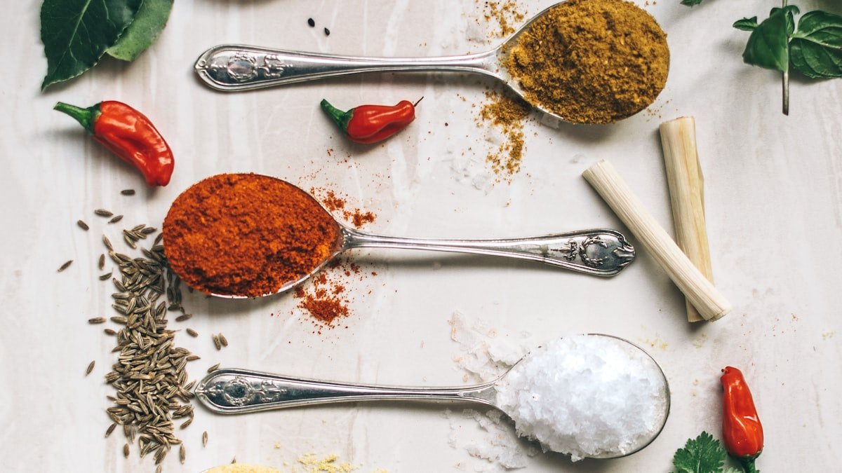 Épices et aromates : bien les utiliser pour relever ses plats