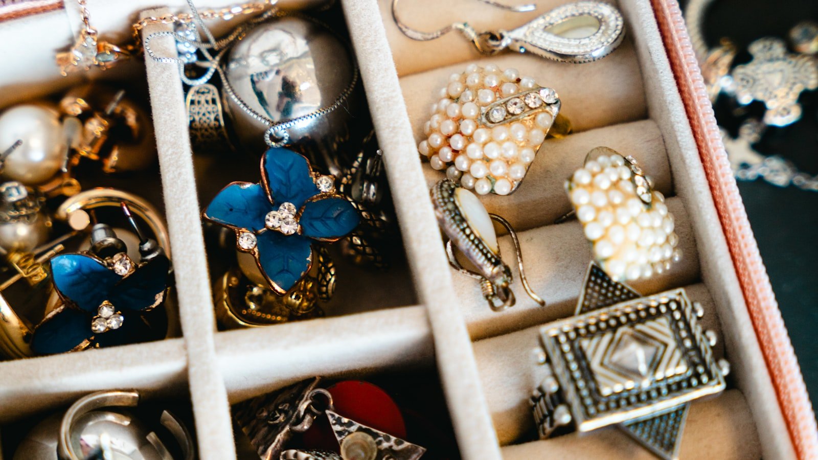 Bien choisir ses bijoux : l’art de sublimer sans en faire trop