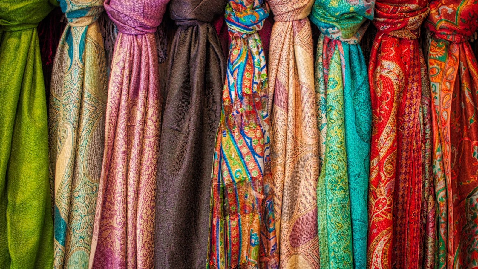 Le foulard, cet accessoire qui transforme une tenue en trente secondes