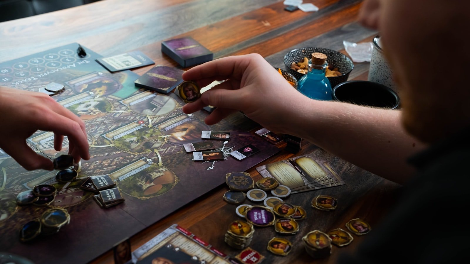 Jeux de société : bien les choisir pour des soirées qui rassemblent vraiment