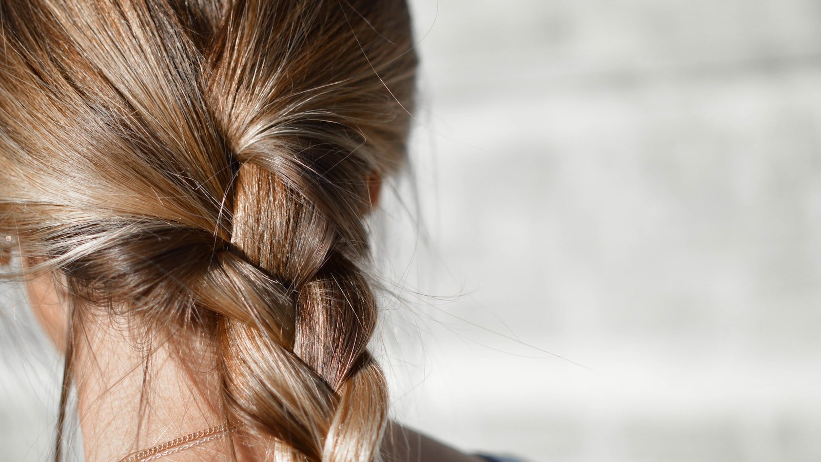 Cheveux : la routine simple pour des longueurs fortes et brillantes