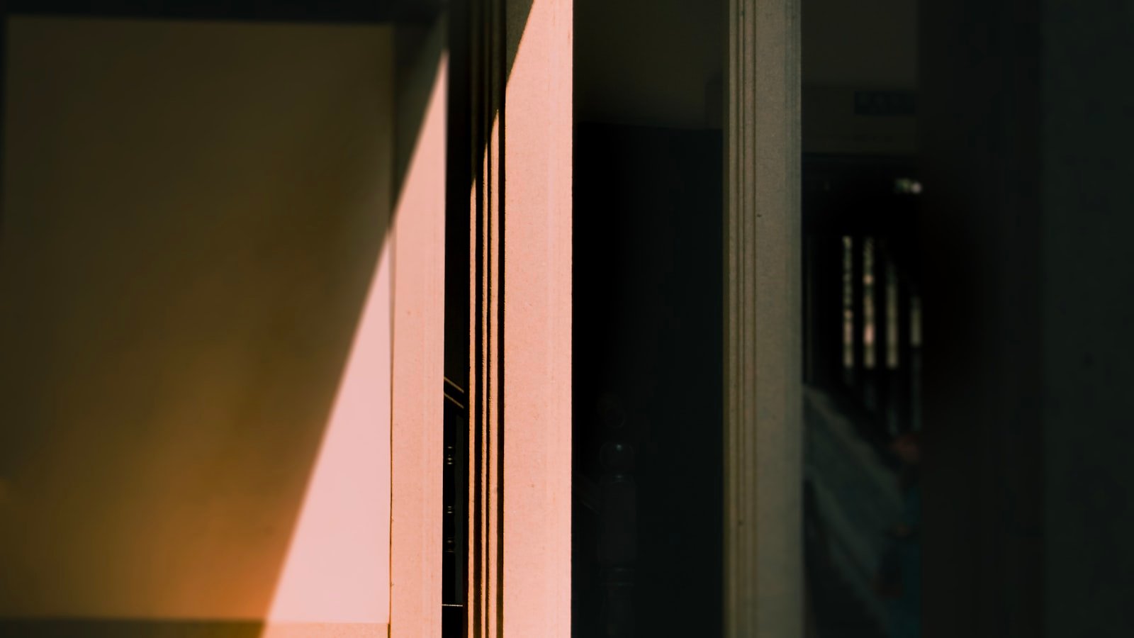 Mettre en valeur un couloir : lumière, couleurs, rangements et galerie