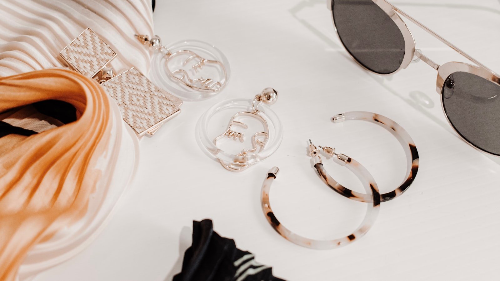 Accessoiriser sa tenue : ceintures, foulards, chapeaux, lunettes
