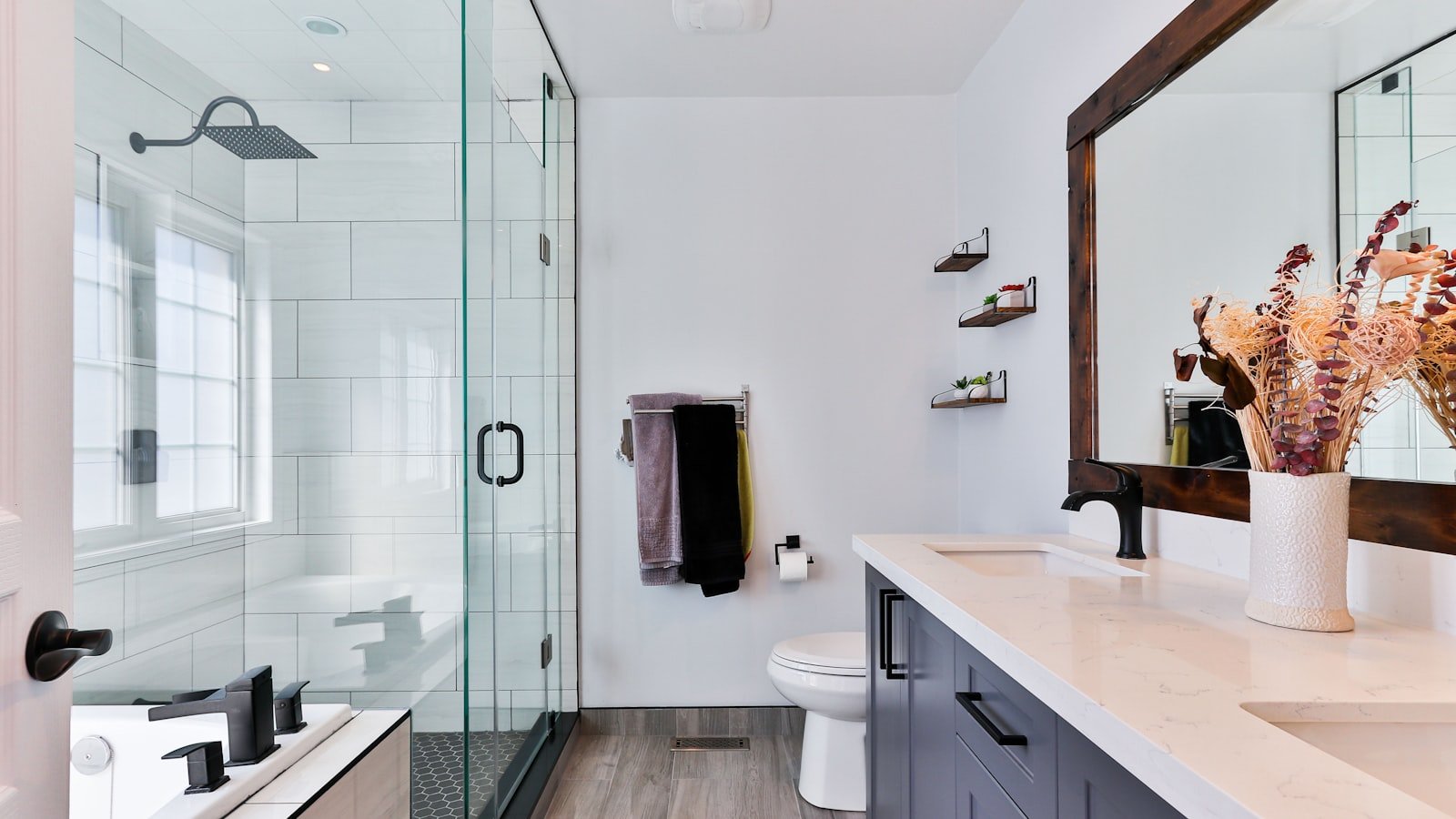 Petite salle de bains : les astuces déco pour l&rsquo;optimiser (et l&rsquo;agrandir visuellement)