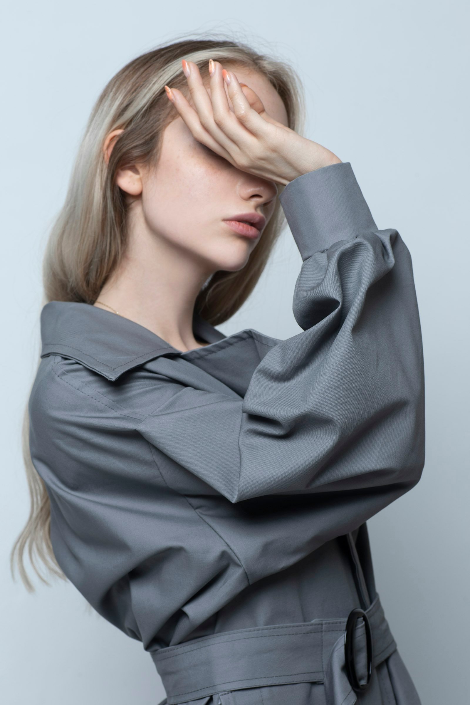Garde-robe femme polyvalente : basiques et pièces fortes