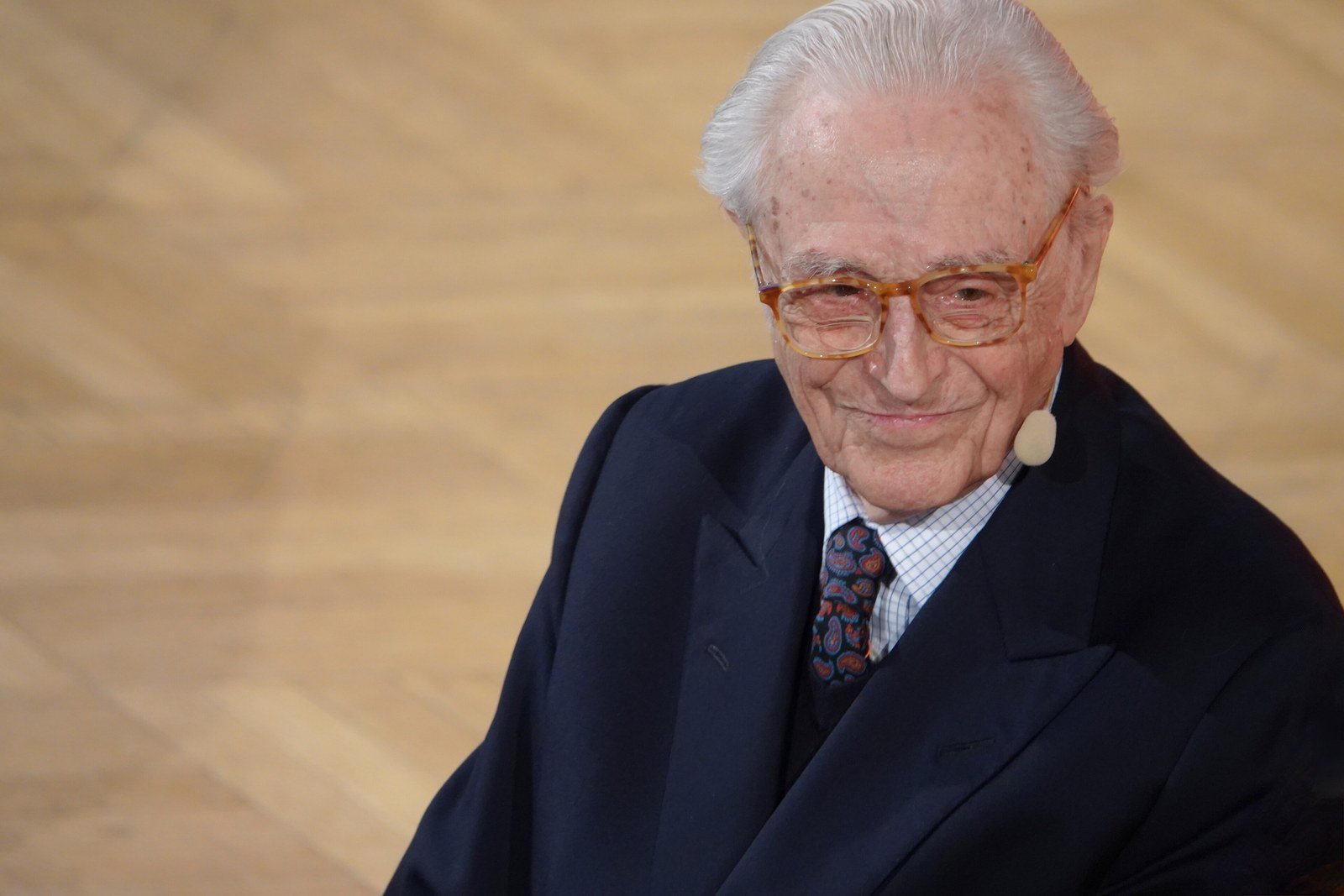 Le duc Franz de Bavière, chef de la maison de Wittelsbach, souriant lors d'un entretien