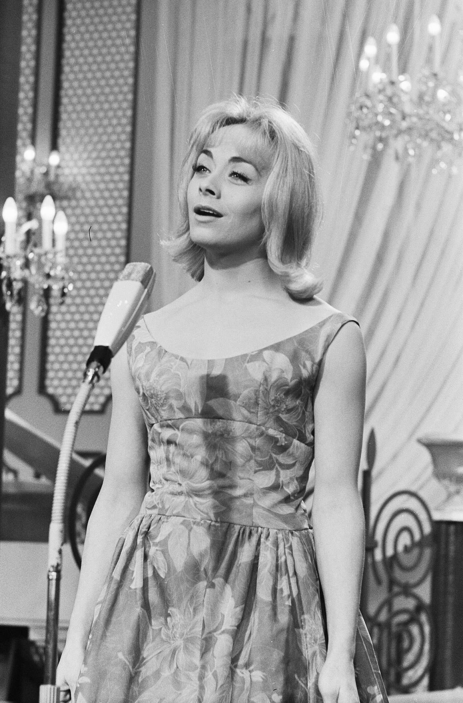 Isabelle Aubret chante au micro lors du Concours Eurovision 1962