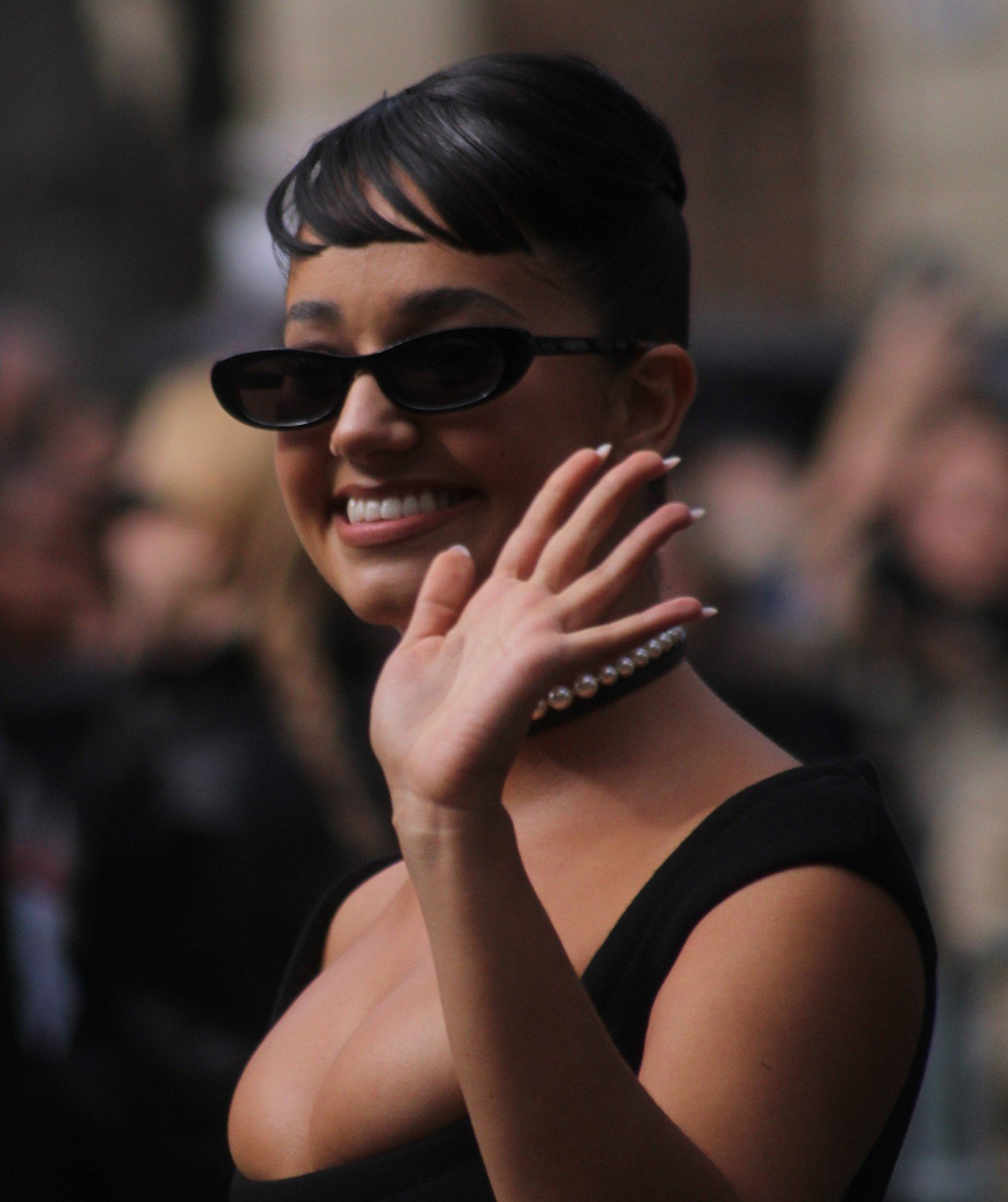 Léna Situations souriante et saluant à un défilé de mode