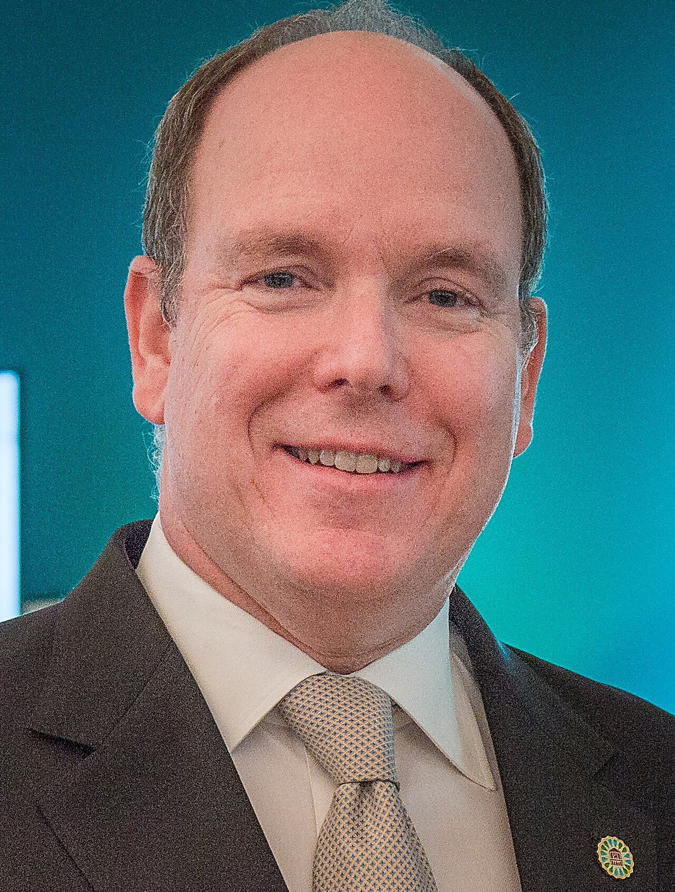 Le prince Albert II de Monaco souriant, en costume sombre