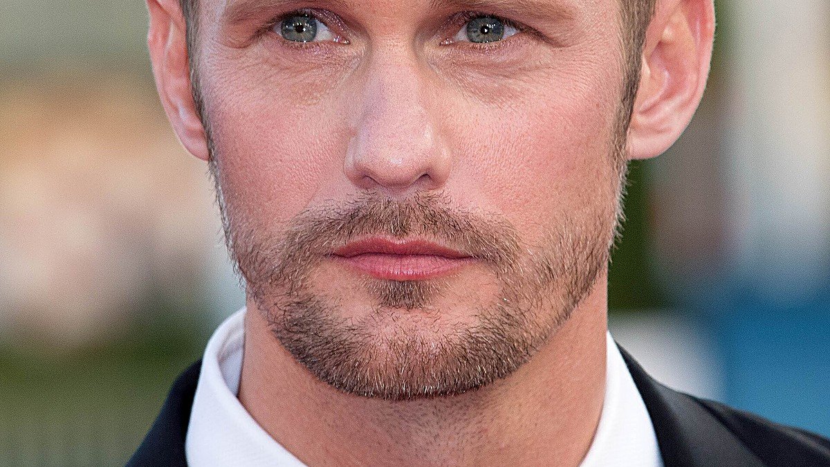 Alexander Skarsgård, à quelques jours de ses 50 ans : l&rsquo;acteur suédois qui a fait de la discrétion et de l&rsquo;audace un art de vivre