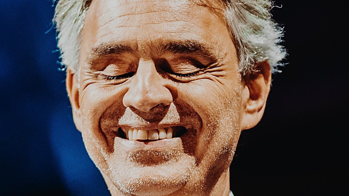Andrea Bocelli et les 30 ans de « Romanza » : le ténor italien qui a fait de l&rsquo;espoir et de la lumière un art de vivre