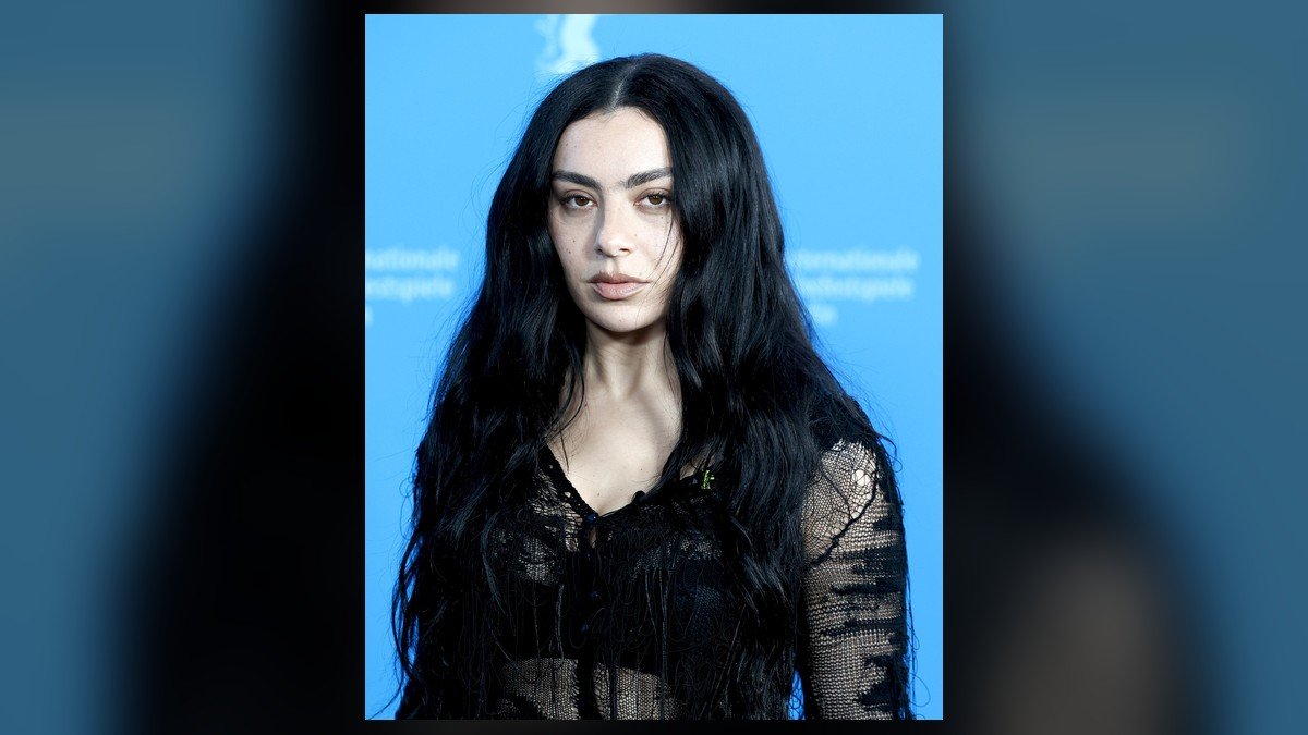 Charli XCX embrase Reading & Leeds 2026 avec sa nouvelle ère : la chanteuse qui a fait de la réinvention et de la liberté un art de vivre