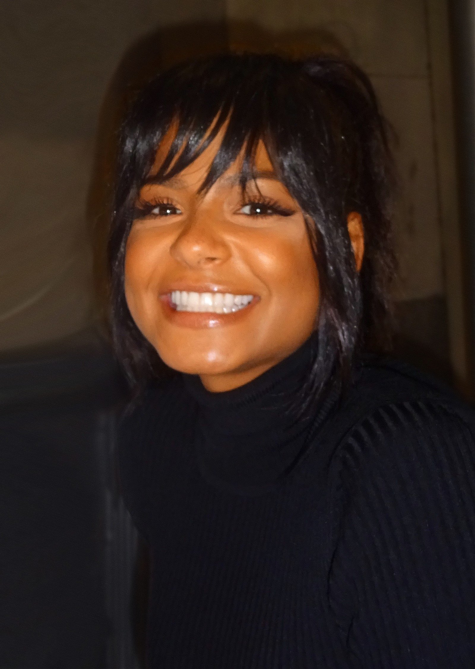 Portrait souriant de la chanteuse et actrice Christina Milian