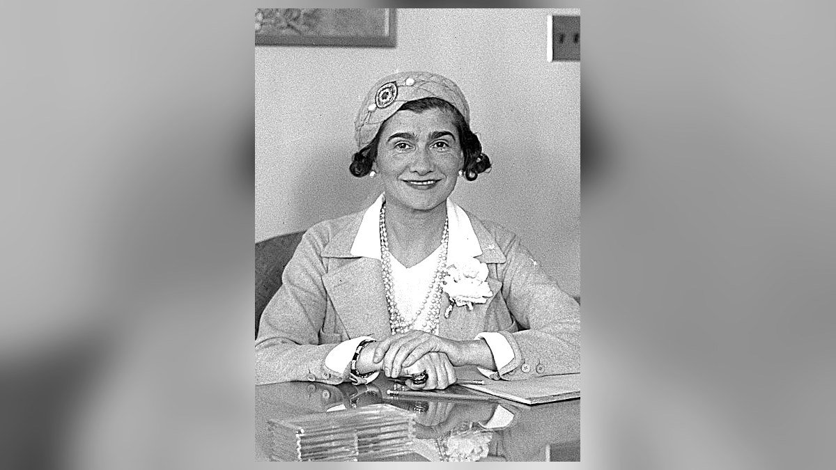 Il y a 143 ans naissait Coco Chanel : la couturière qui a libéré les femmes et fait de l’élégance un art de vivre