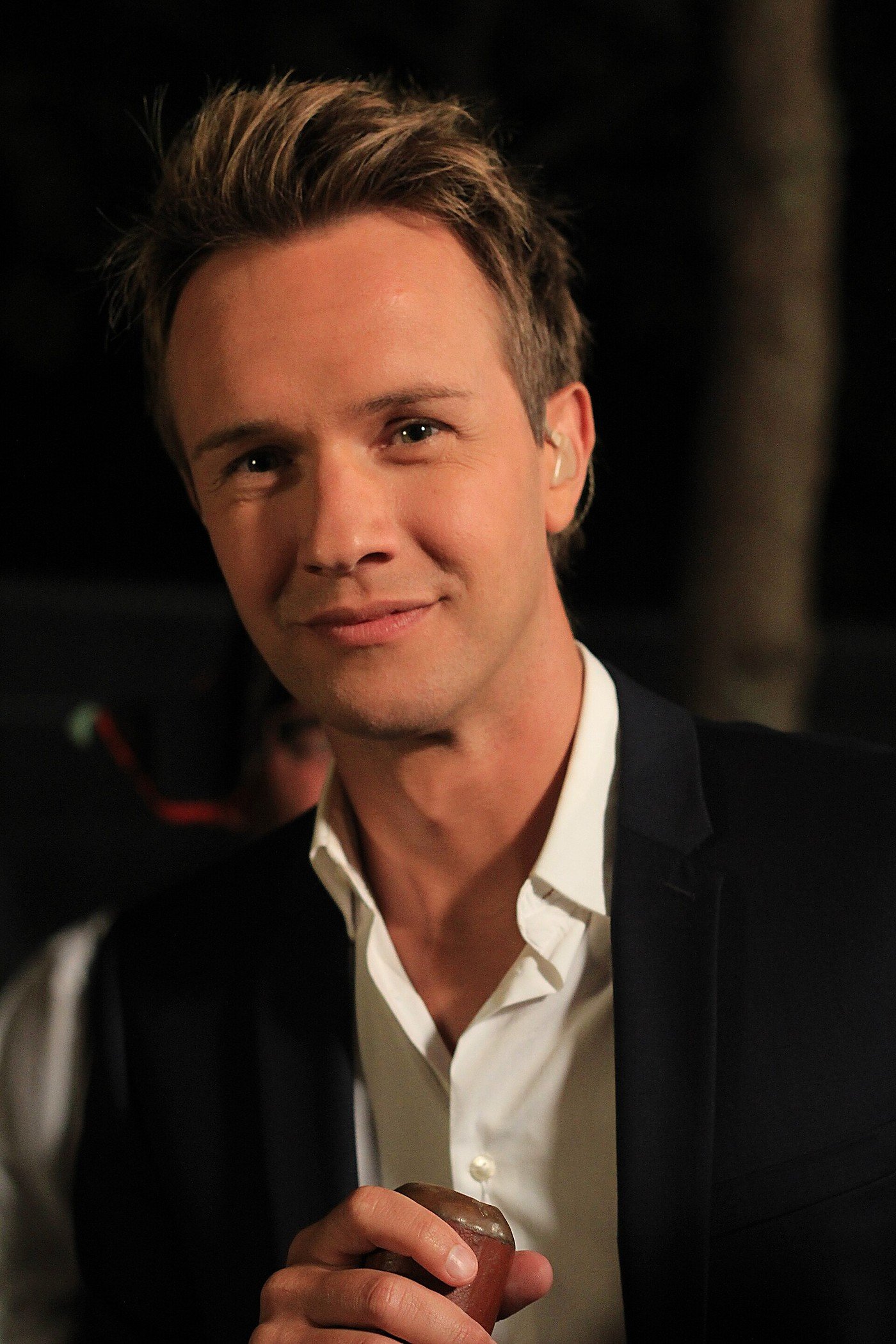 Cyril Féraud, animateur de télévision français, souriant