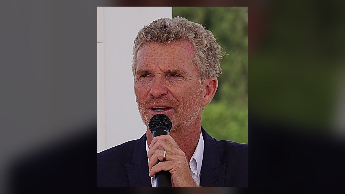 Denis Brogniart, capitaine du grand retour de « Koh-Lanta All Stars » : l’animateur qui a fait de l’enthousiasme et de la fidélité un art de vivre