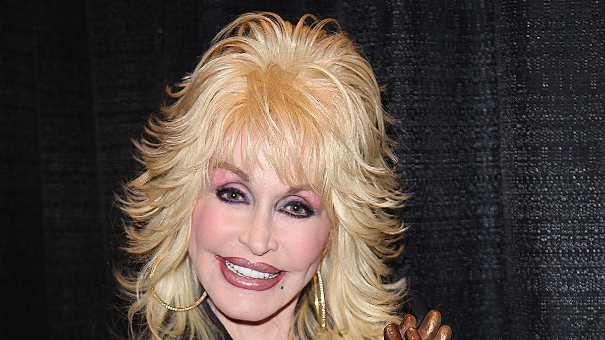 Dolly Parton, l’icône de la musique country, s’est éteinte à 80 ans : la chanteuse de « Jolene » et « I Will Always Love You » qui a fait de la générosité un art de vivre