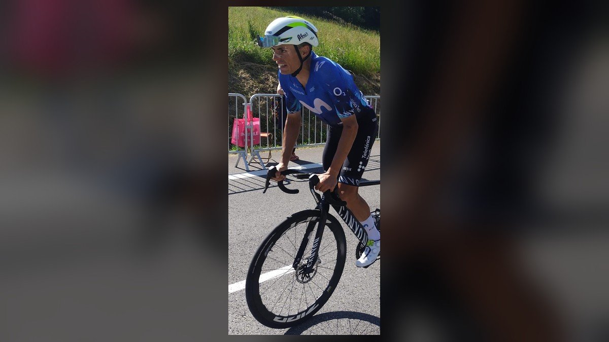 Enric Mas s’empare du maillot rouge de la Vuelta 2026 mais refuse de le porter par respect : le coureur qui a fait de l’humilité et de la loyauté un art de vivre