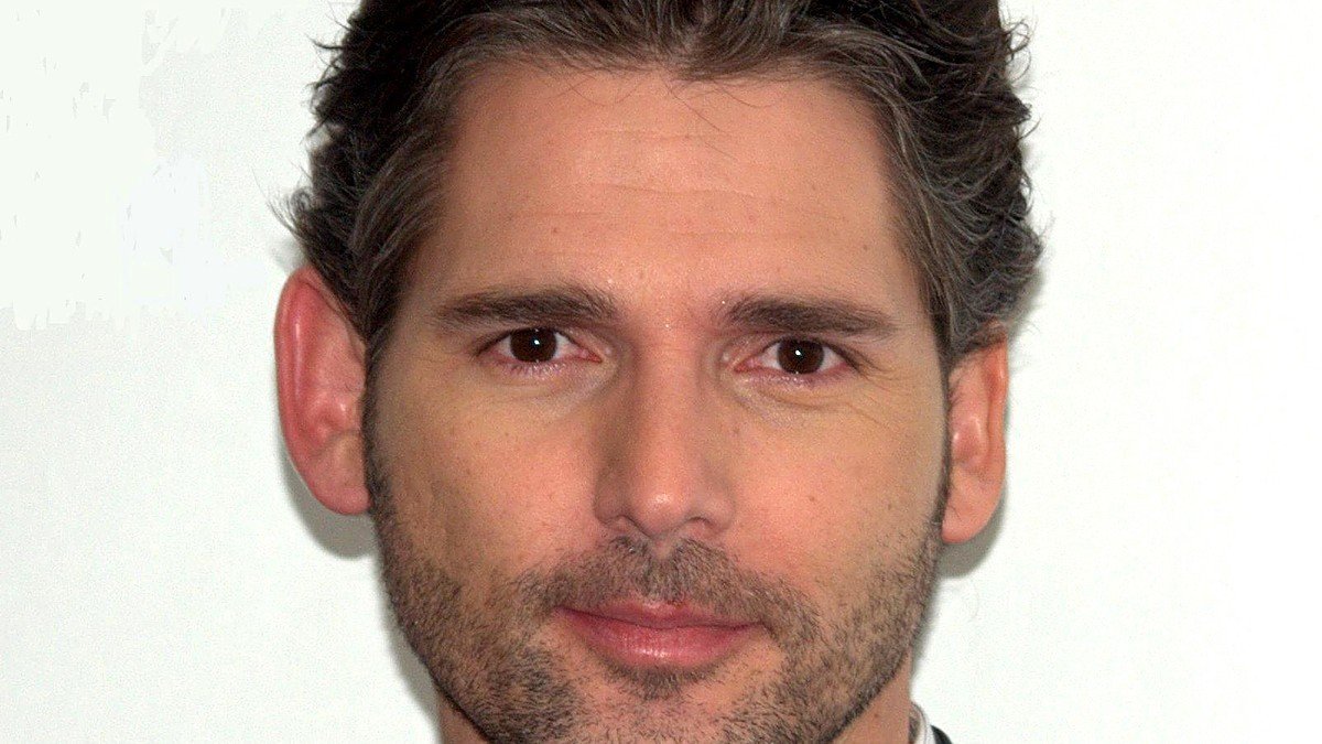 Eric Bana à la veille de ses 58 ans : la star australienne qui a gardé les pieds sur terre
