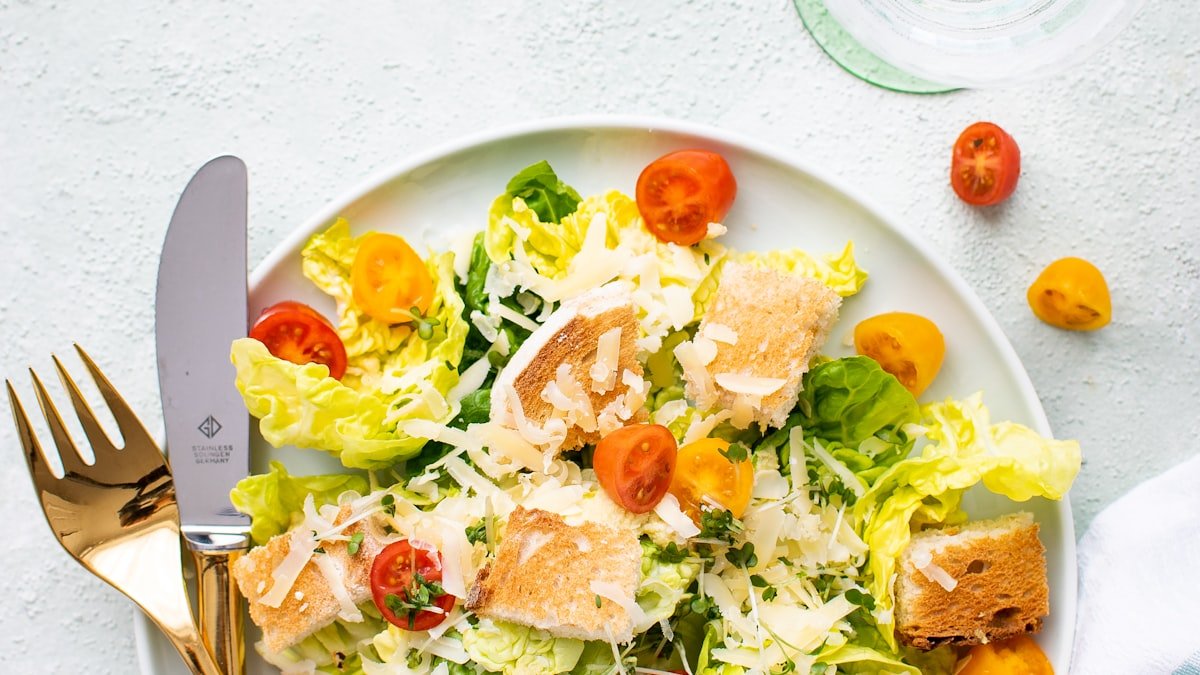 Bien manger après 60 ans : ces besoins nutritionnels qui évoluent en silence