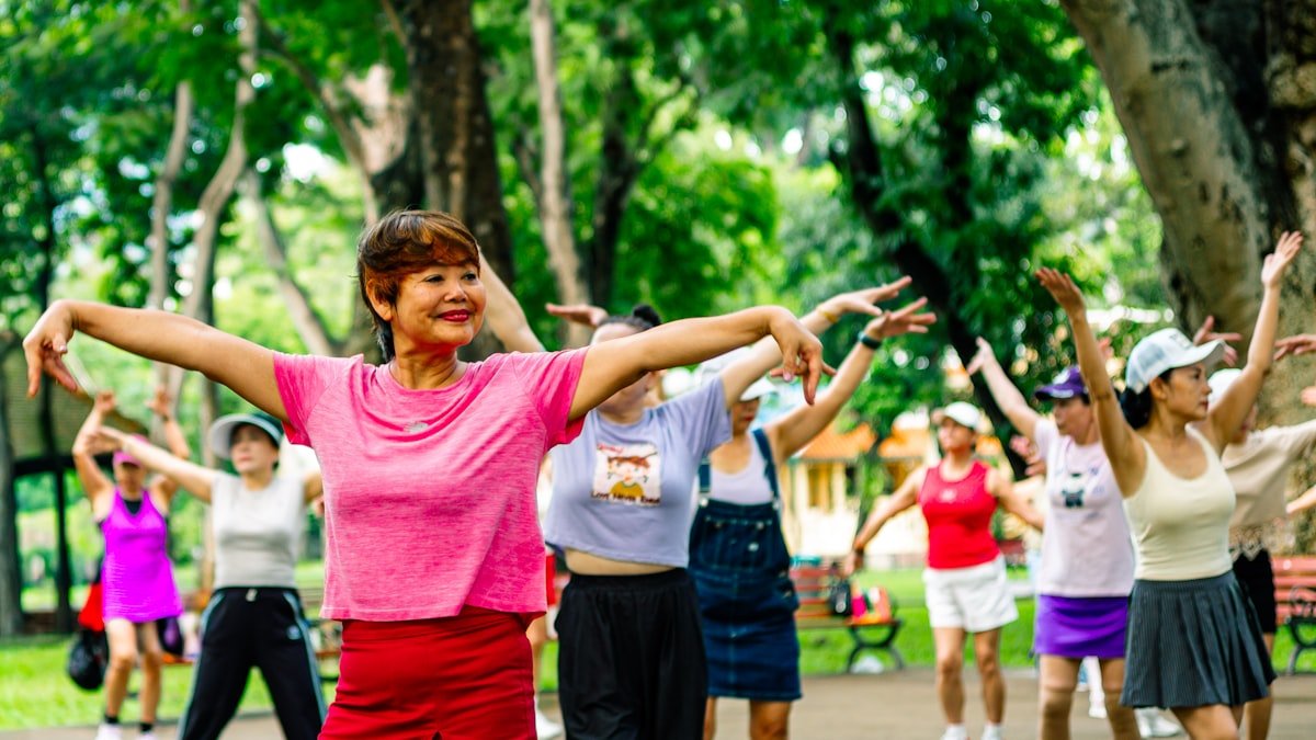 Bouger en douceur après 60 ans : les activités physiques adaptées